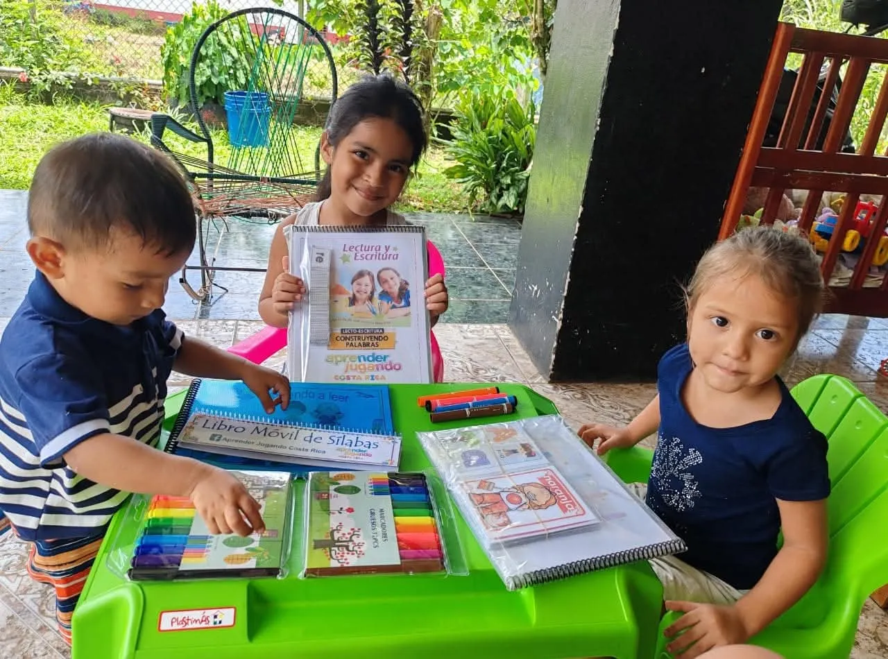 Niños utilizando materiales de Aprender Jugando