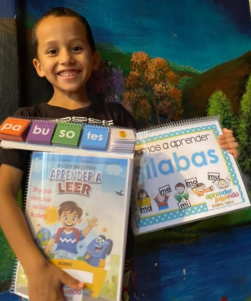Niños utilizando materiales de Aprender Jugando