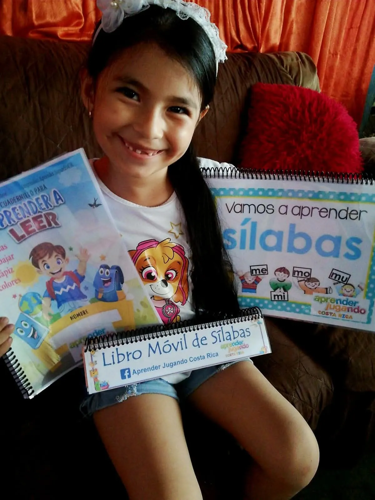 Niños utilizando materiales de Aprender Jugando