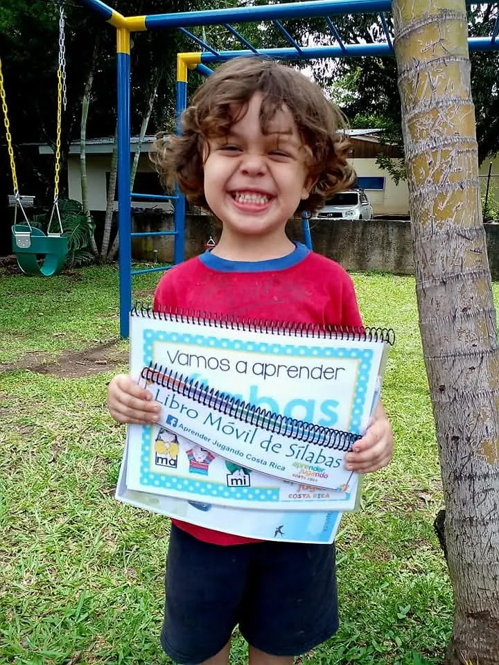 Niños utilizando materiales de Aprender Jugando