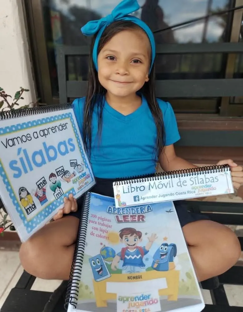 Niños utilizando materiales de Aprender Jugando
