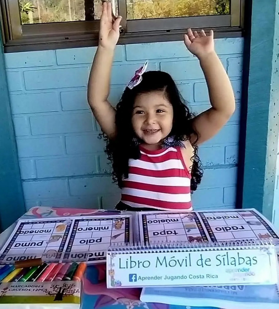 Niños utilizando materiales de Aprender Jugando