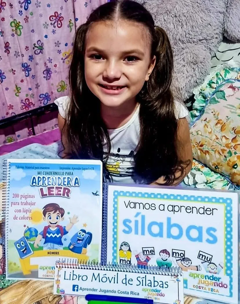 Niños utilizando materiales de Aprender Jugando