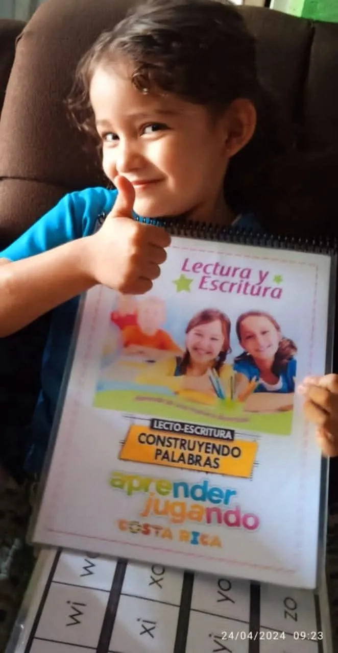 Niños utilizando materiales de Aprender Jugando